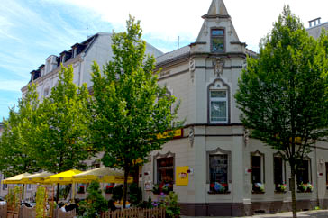 Außenansicht vom Hotel in Oberhausen mit angeschlossenem Biergarten